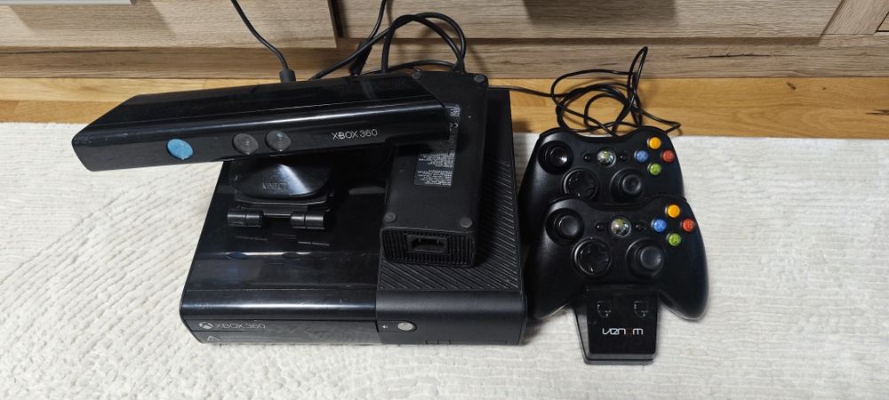 Xbox 360 250gb, kinect сензор, 2 джойстика и 30 игри
