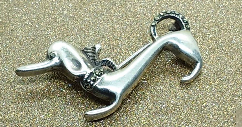 Broșă câine cu marcasite – argint 925