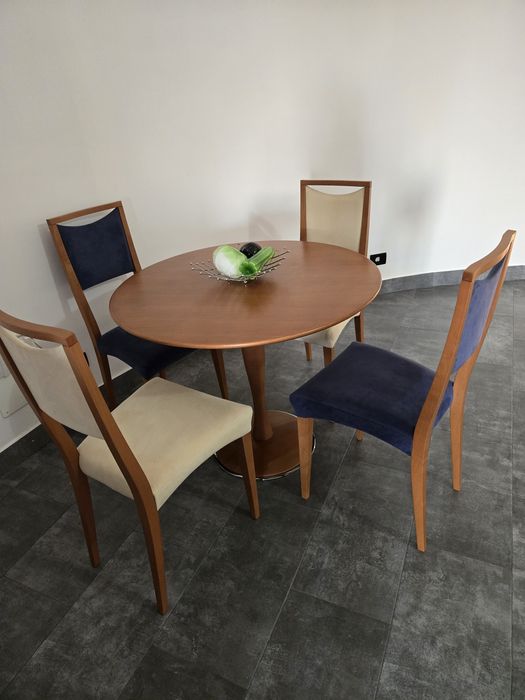 Masa rotunda cu 4 scaune