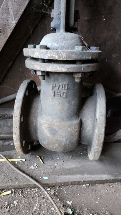 Продам задвижки чугунные