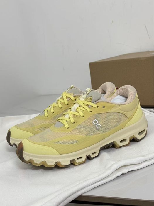 On x loewe сникърси