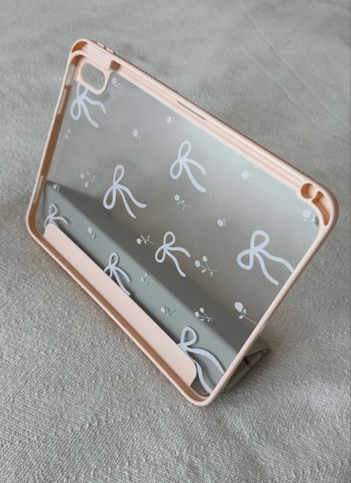 Husă iPad 11 2025 alba cu fundițe roz