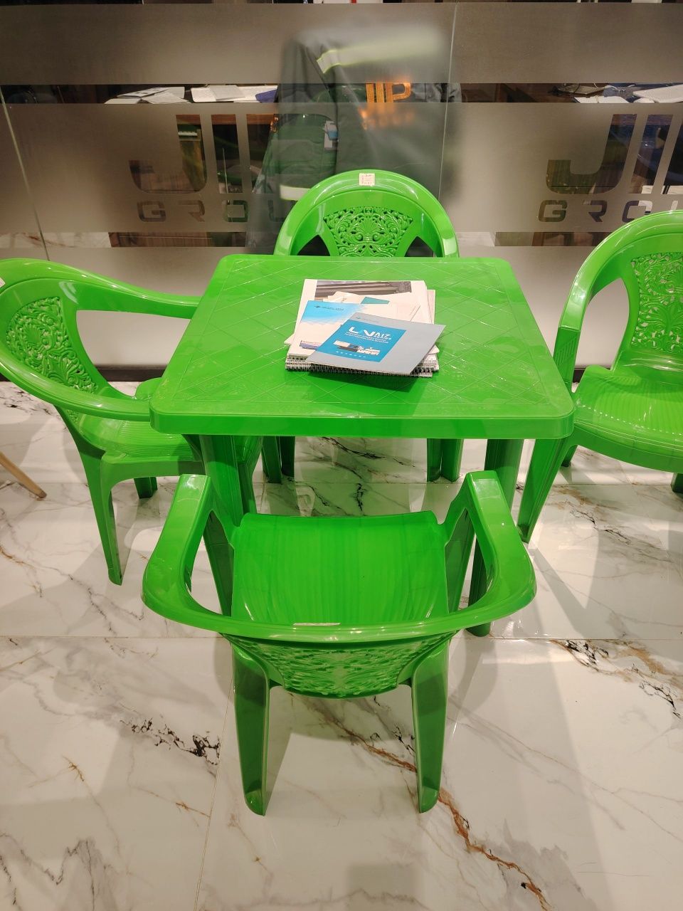 Plastmassa пластиковые столы и стулья