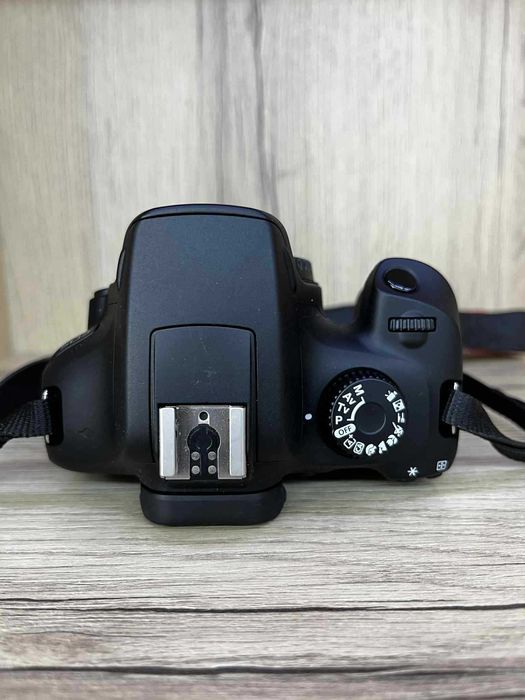 Фотоапарат Canon EOS 4000D + обектив Canon EFS 18-55mm / Перфектен