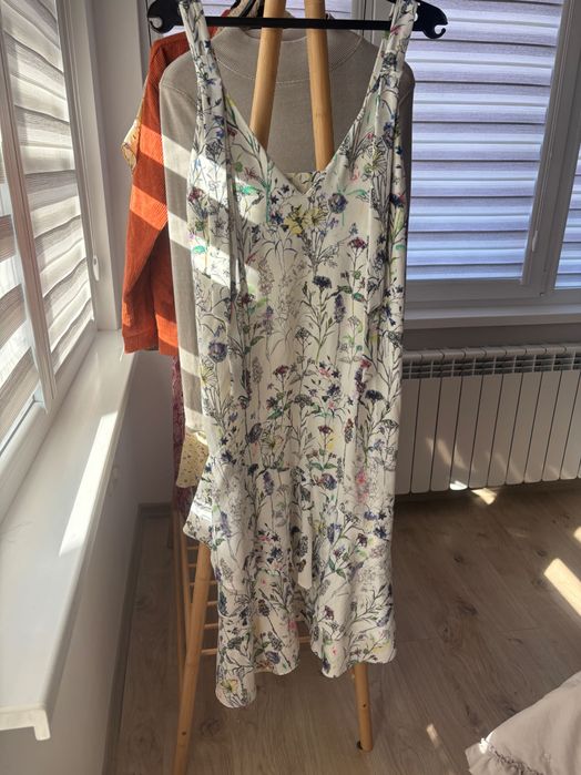 Флорална рокля с презрамки на HM