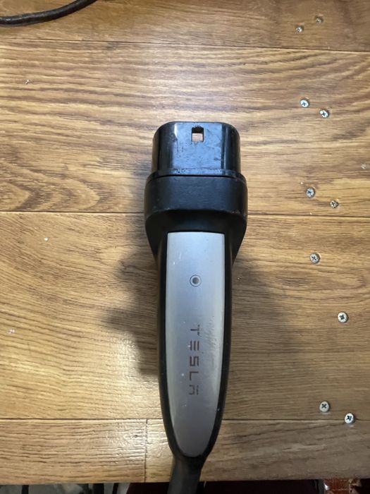 Тесла зарядна станиция Tesla wall box. Ел зарядна станция Tape 2