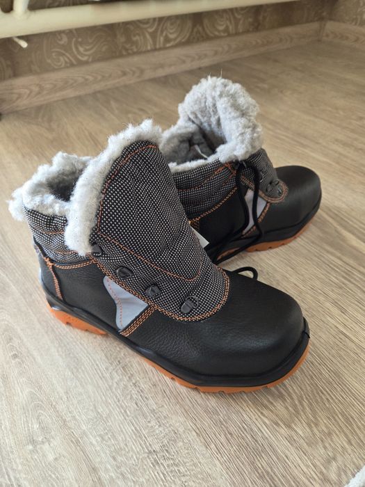 Рабочие ботинки.