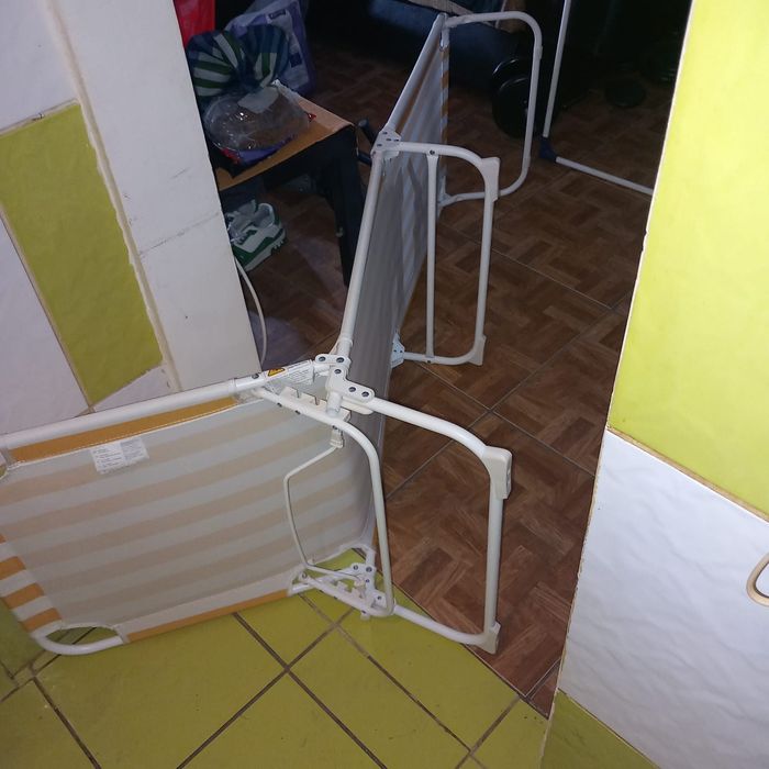 Sezlong de plaja din tevi de metal.