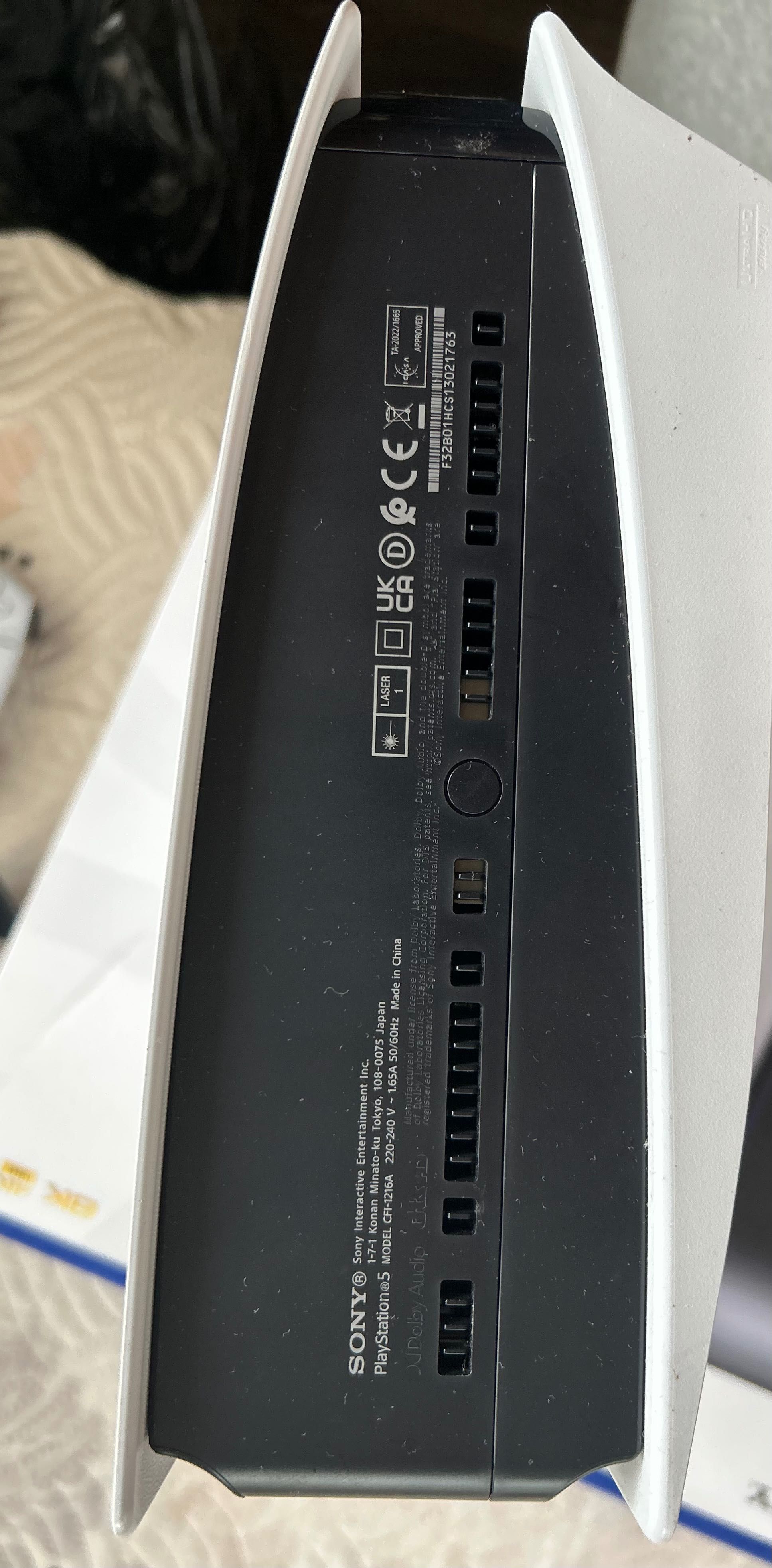 PlayStation 5 + 2 джойстика (ПЕРФЕКТНО СЪСТОЯНИЕ) .