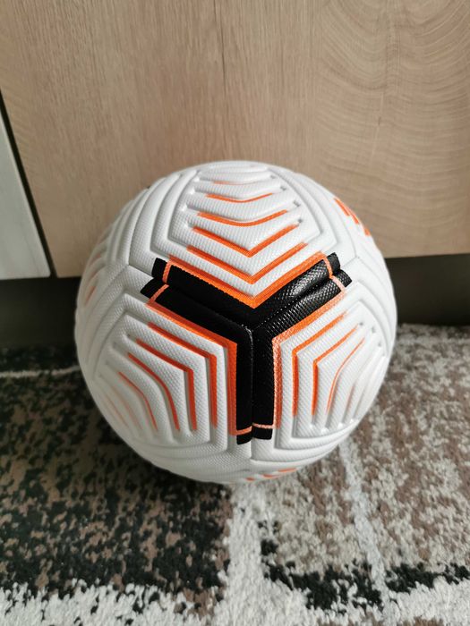 Футболна топка за тренировки и мачове. Чисто нова. Размер 5
