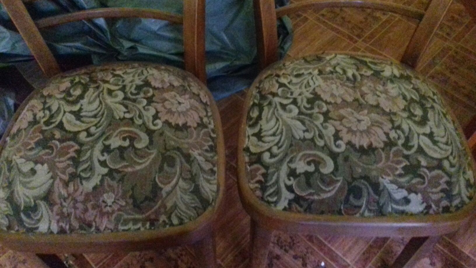 Set scaune  cu masuta ovala ,lemn