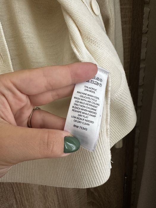 Къса жилетка в мръсно-бял цвят