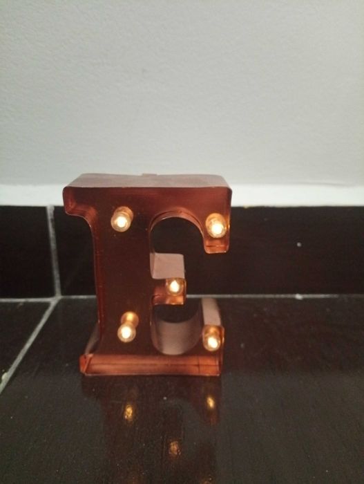 Inițială ( E ) cu luminite