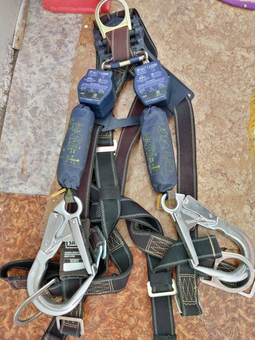 Страховочный пояс в отличном состоянии.