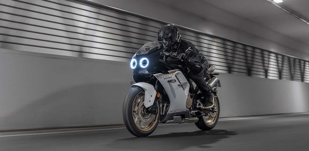 Мотоцикл новый спортивный CFMOTO 500SR VOOM ретро