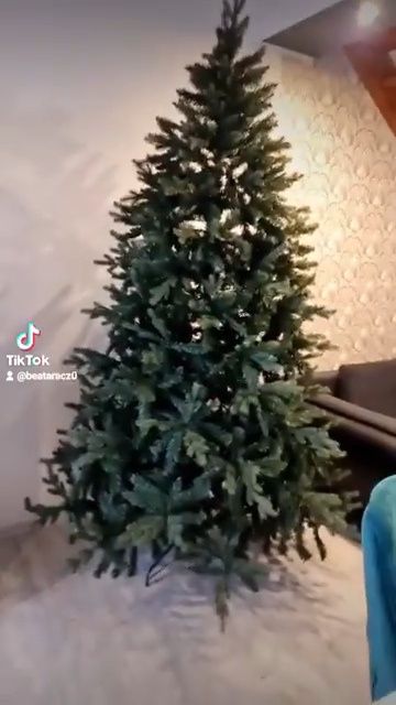 De vânzare brad artificial 3D – 210 cm, cu decorațiuni incluse!