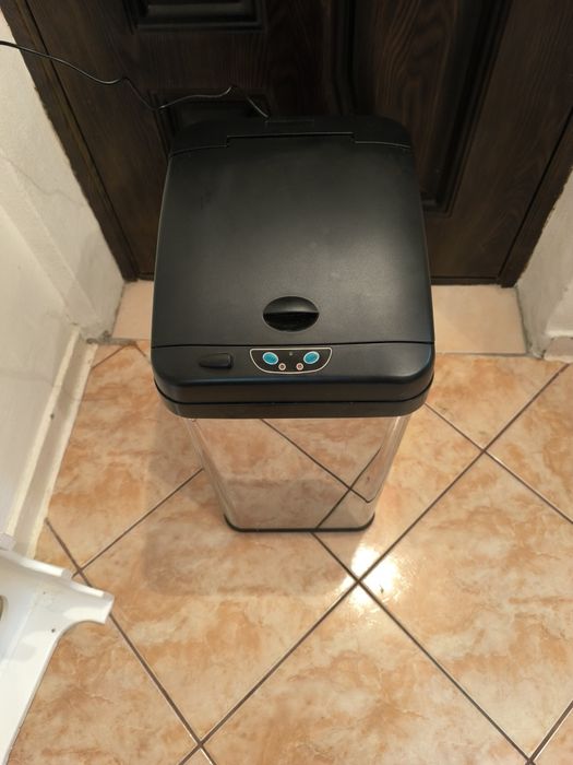 Coș pentru gunoi cu senzor