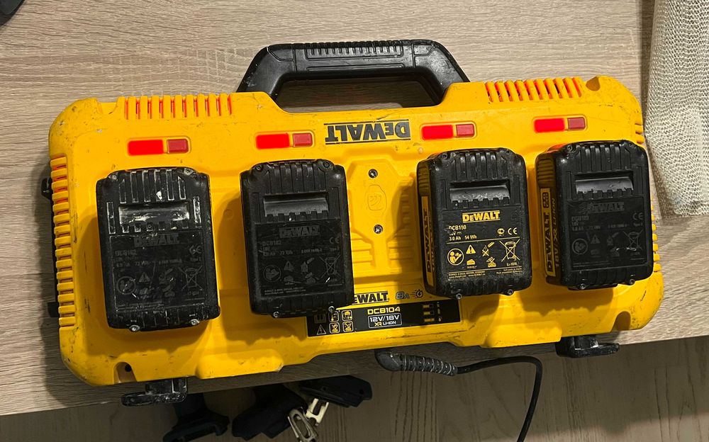 Incarcator DeWalt DCB104 rapid 4 porturi 12V 18V XR Li Ion 8A