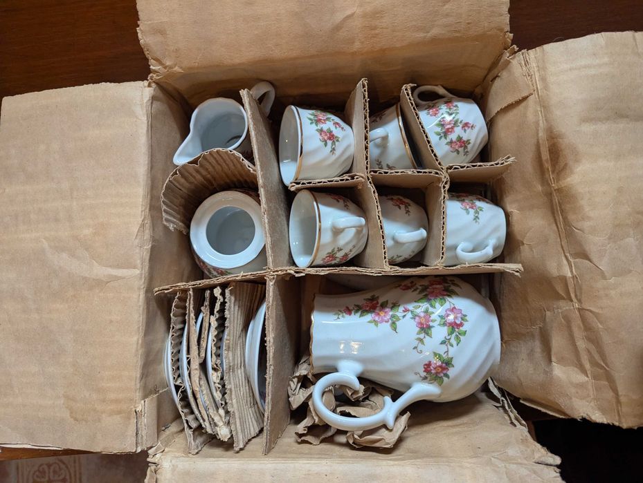 продавам керамичен и порцеланов сервиз