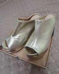 Дамски обувки на платформа златисти
