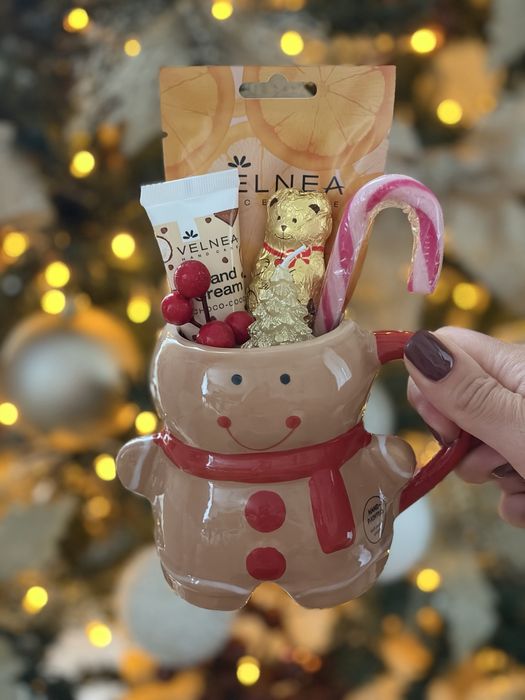 Коледна чаша с подаръци