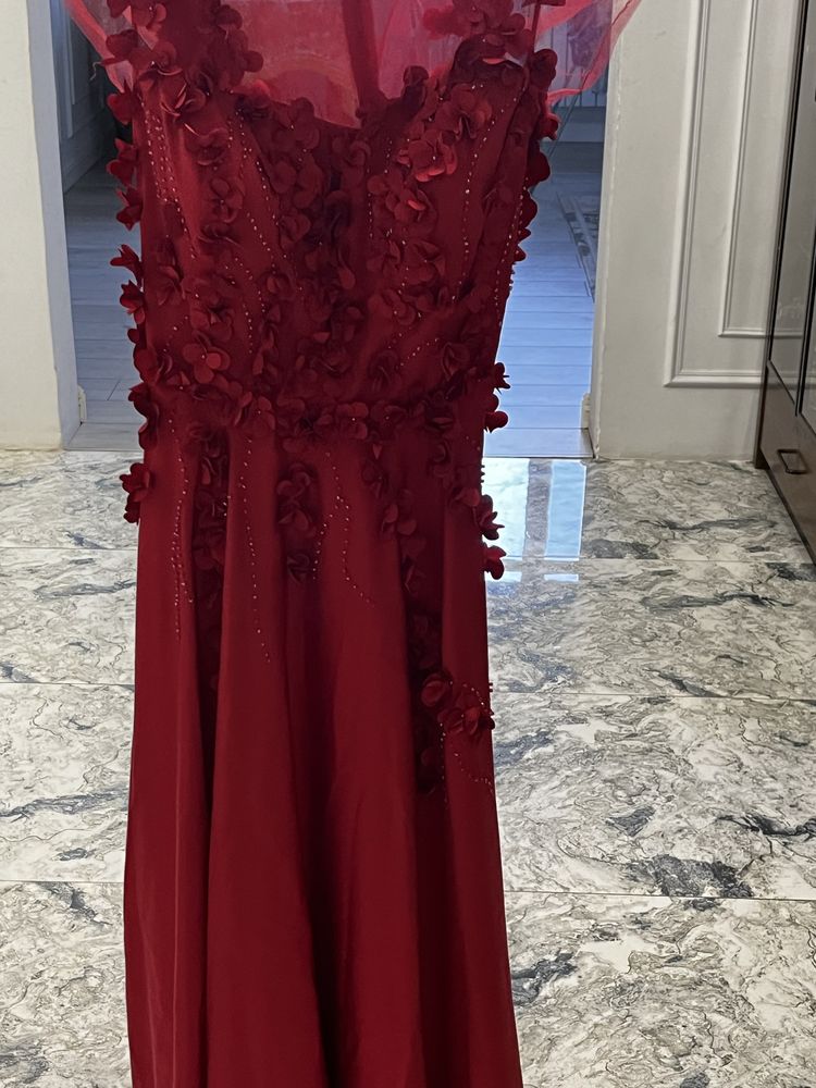 Шикарное красное платье на вечер