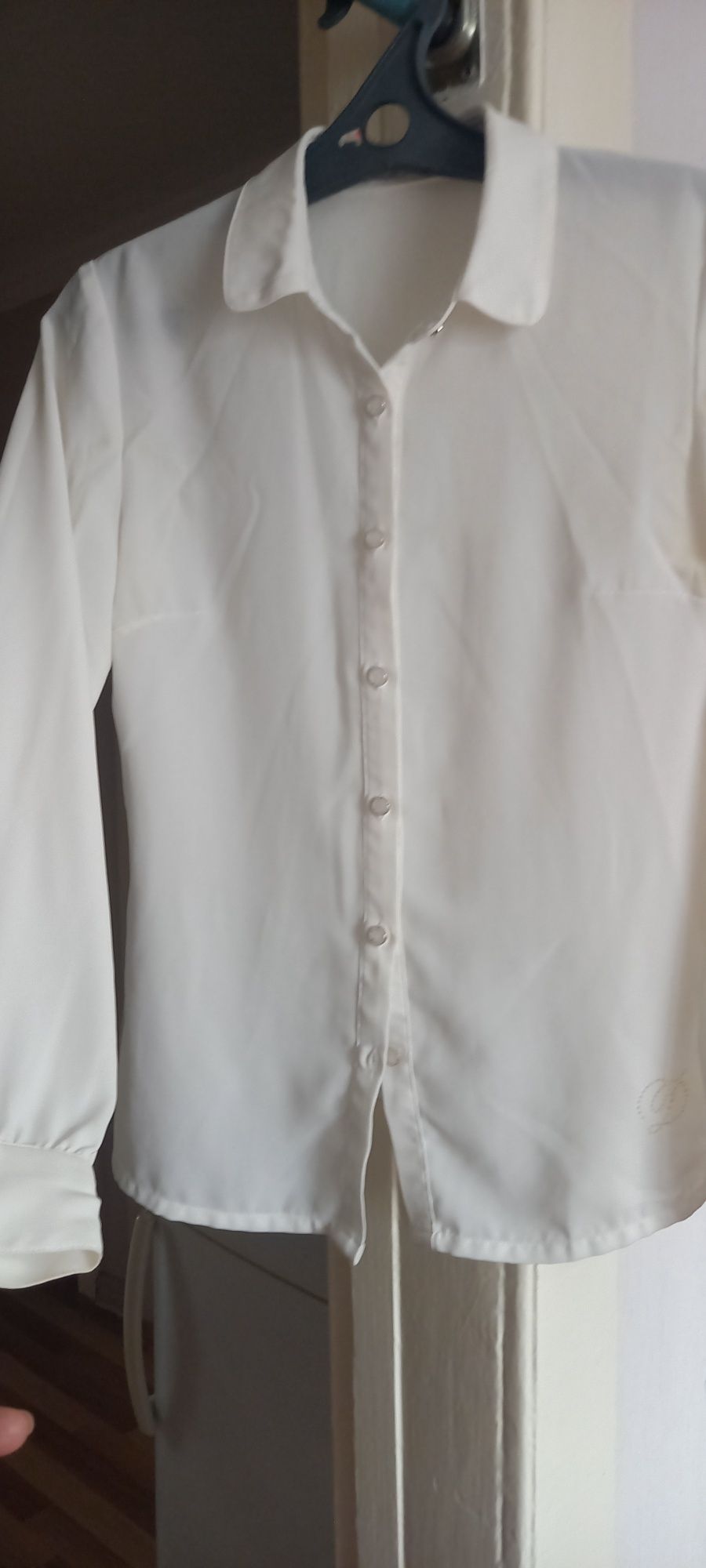 Блузка нежно молочного цвета для школьниц.размер 40в отличном состояни