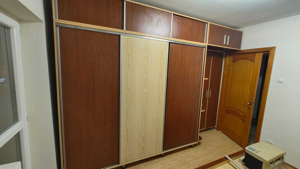 Dormitor complet – șifonier mare 3.3 m + pat 160x210 cm + noptiere