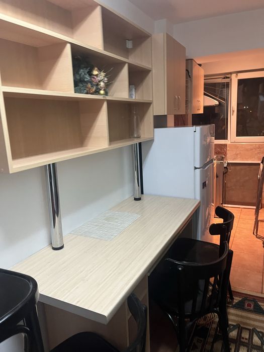 Masa cu vitrina pentru bucatarie