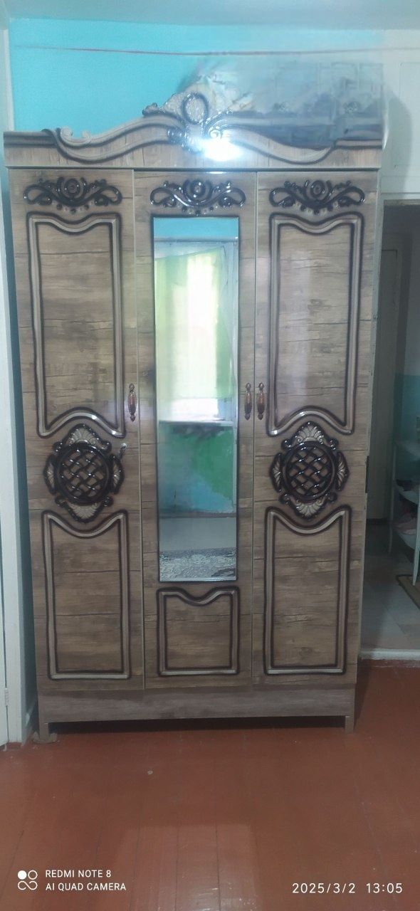 Shkaf kiyim va narsalarni qo'yish uchun mo'ljallangan