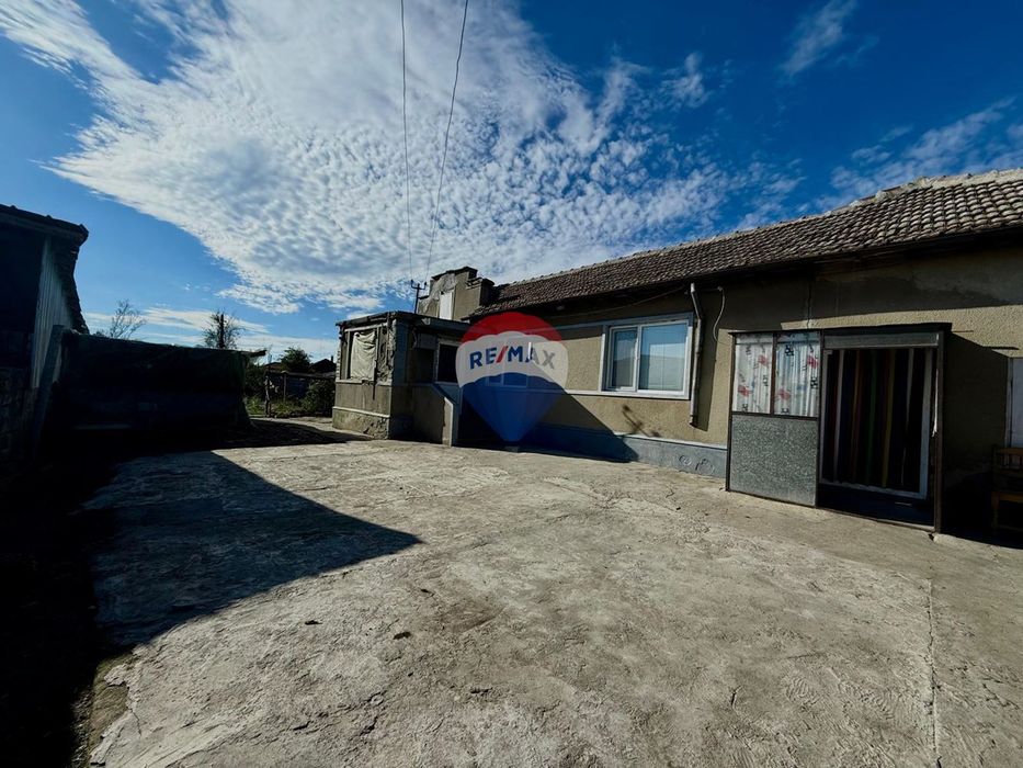 Самостоятелна къща с двор и потенциал за продажба, общ. Балчик, с. Гу