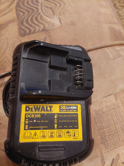 Incarcator profesional dealtfel DCB 105