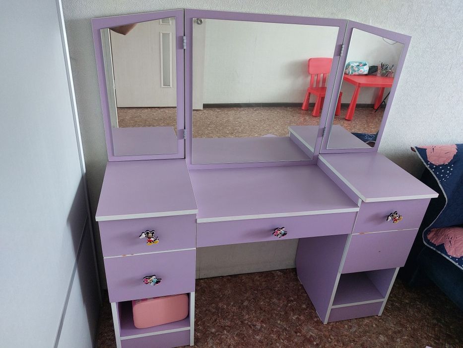 Продам стол косметический детский