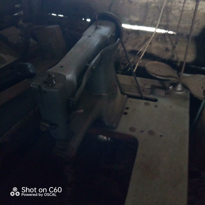 Vând mașină de cusut pentru piele cu motor electric fabricată în Angli