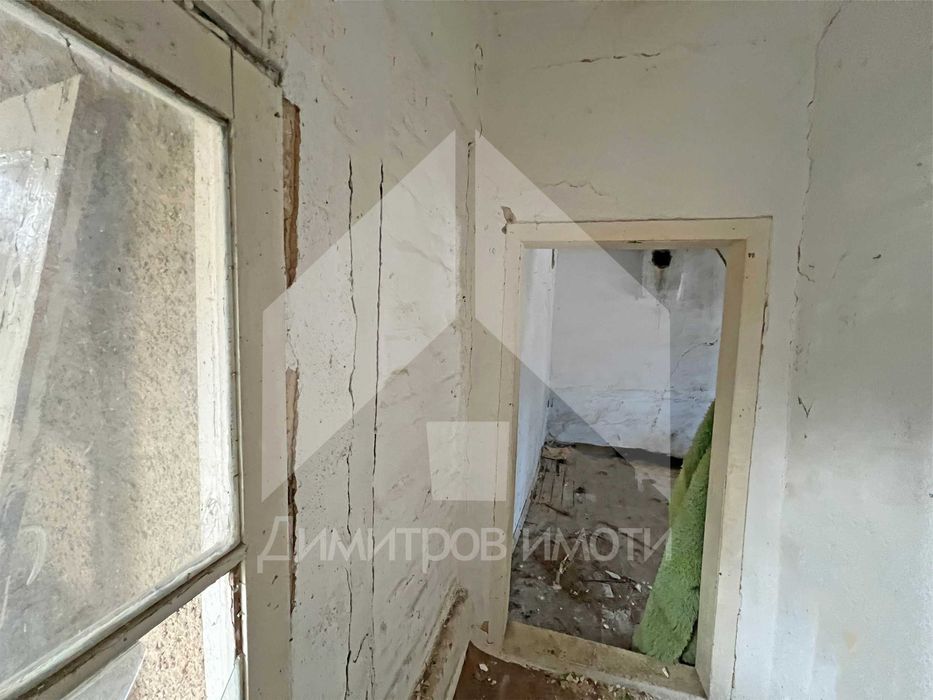 Продава къща с 1 дка двор в с. Мировци (общ. Нови пазар, обл. Шумен).