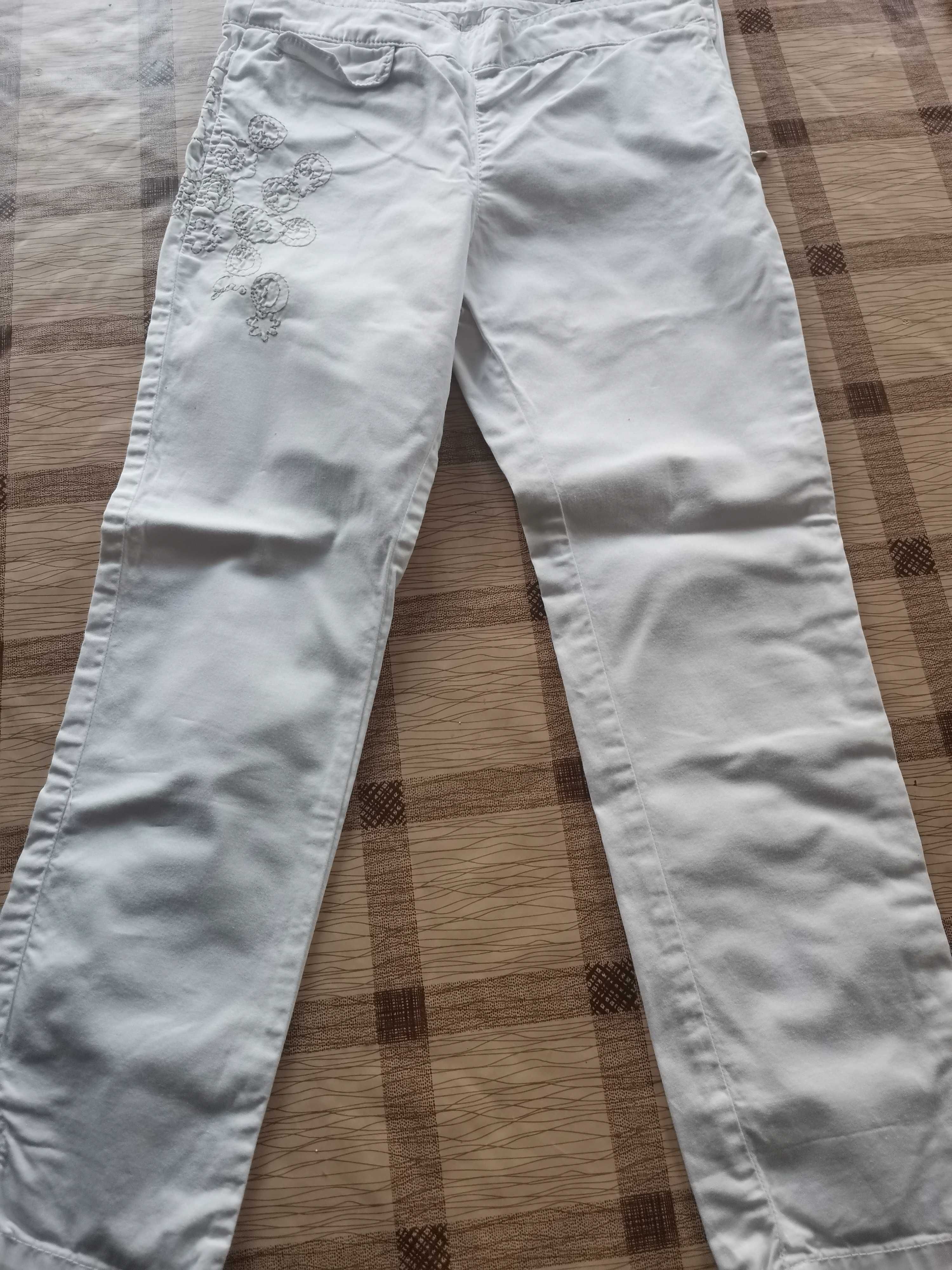 GAS в бяло панталонче с нежна бродерия