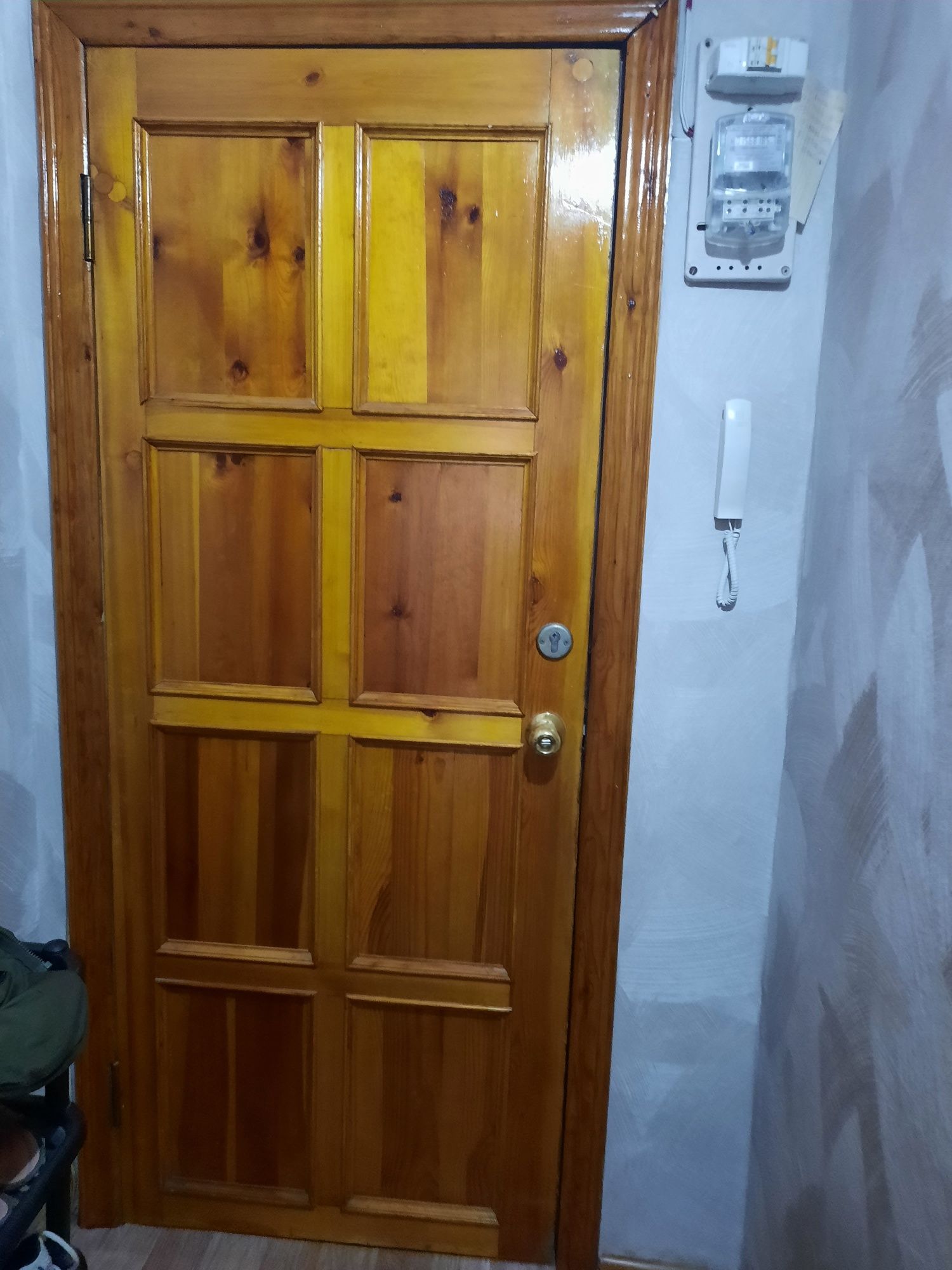 Продаю входную деревянную дверь