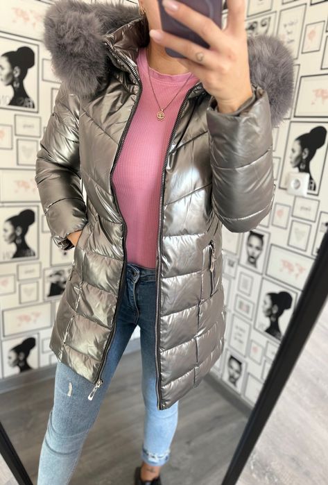 Топло дамско яке с голям пух на качулката