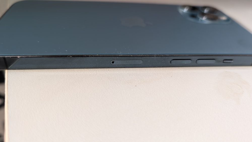 iPhone 12 pro Max. 83% baterie