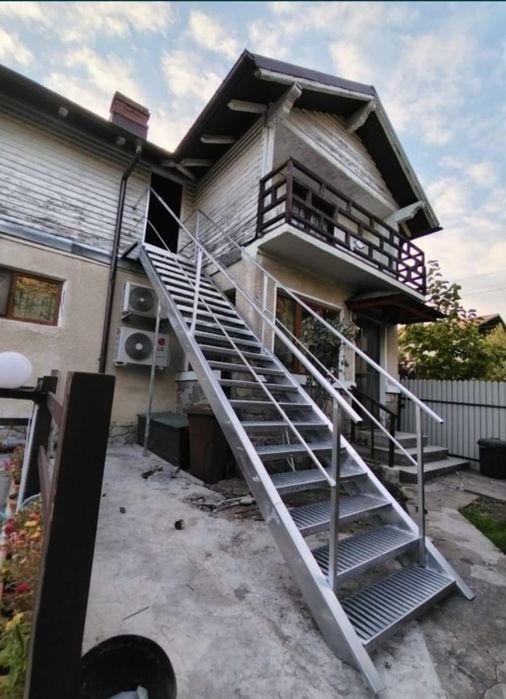 Vând scarii metalice zincate exterioare și pentru incendii , platforme