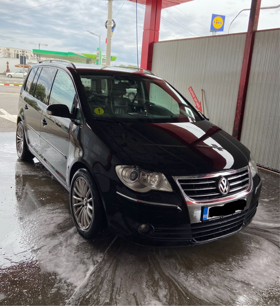 Volkswagen Touran cu 7 locuri cititi anuntul