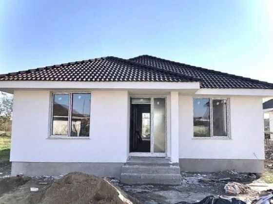Cabane stil-Aframe și case pe structura de lemn masiv la gata său rosu