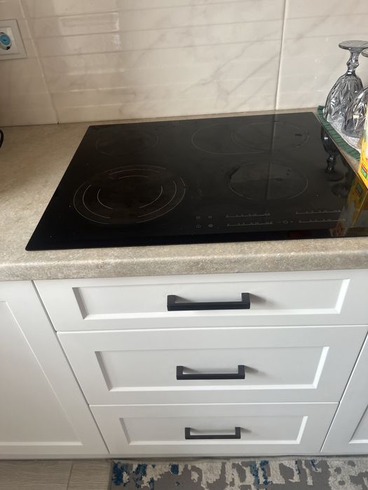 Продам электрическую варочную поверхность Electrolux