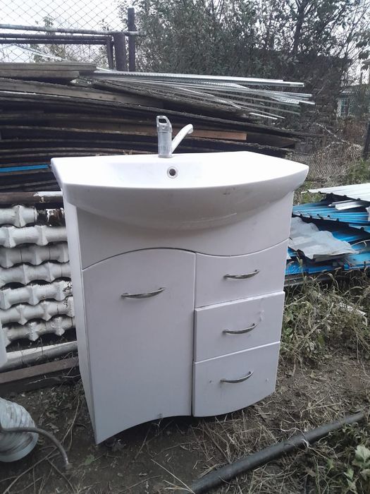 Продам раковину с тумбой