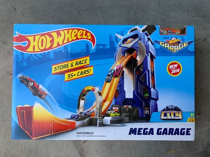 Мега гараж с количка Hot Wheels City FTB68