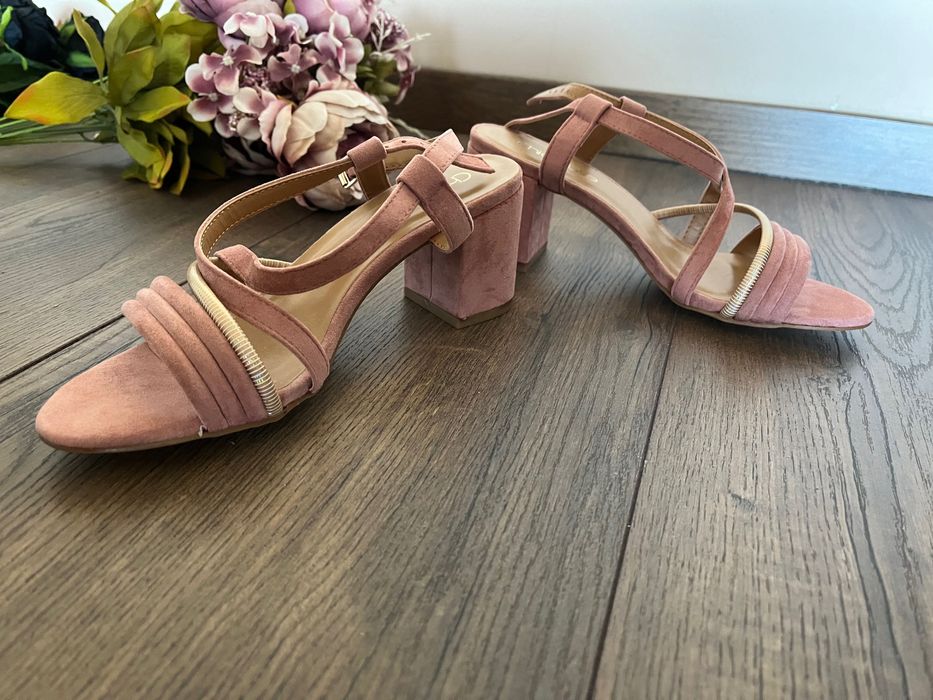 Нежни сандали с нисък ток