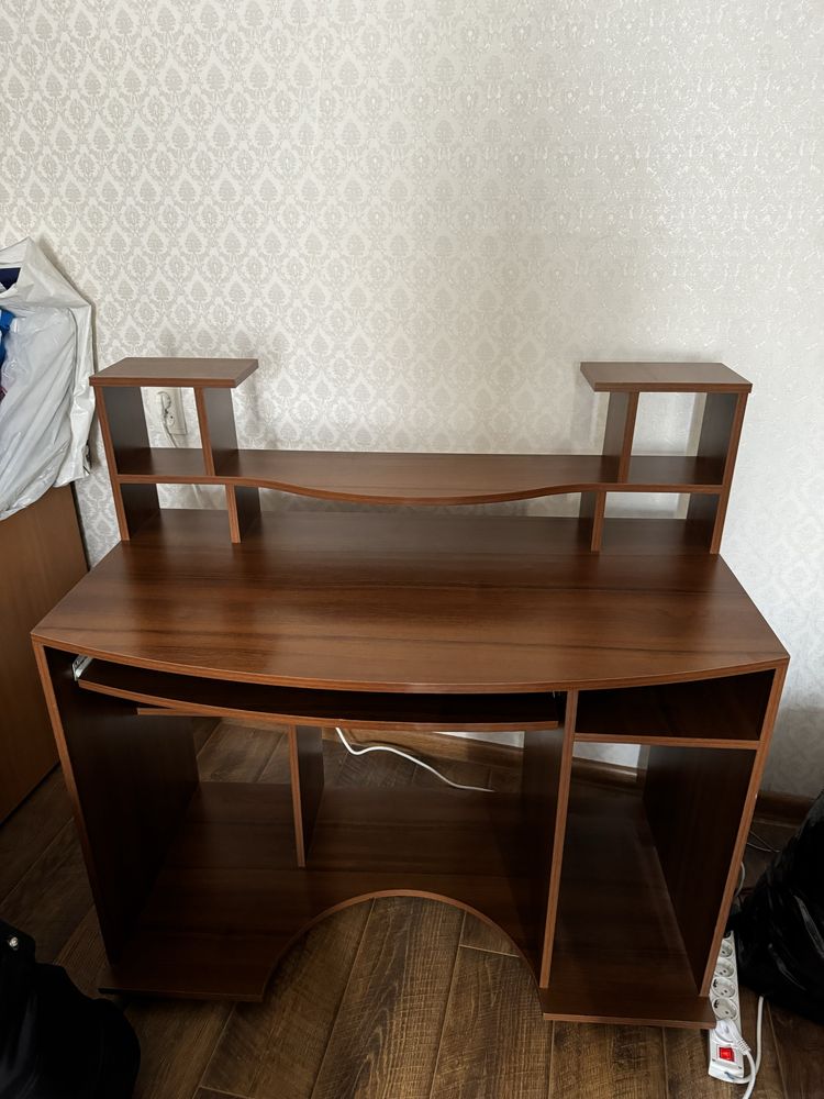Продам компьютерный стол