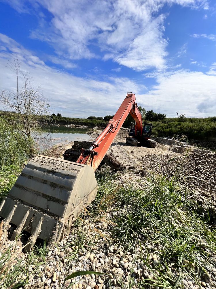 Inchiriez Excavator cu brat lung / incarcator frontal / Buldozer