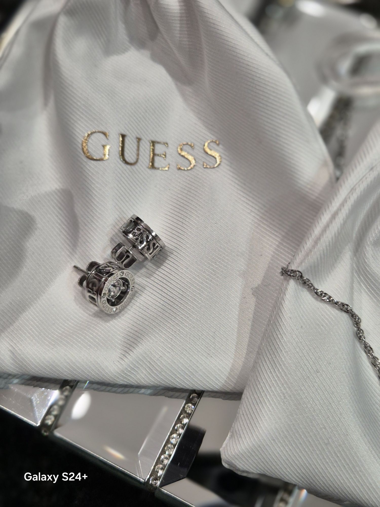 Комплект Guess обеци и колие