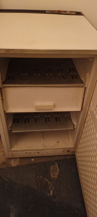 Congelator mic stare buna de funcționare  îngheață bine .